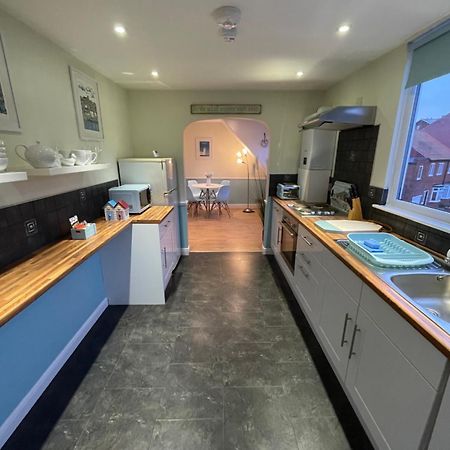 Lighthouse View, One Min From Harbour & Beach Apartment Scarborough Bagian luar foto