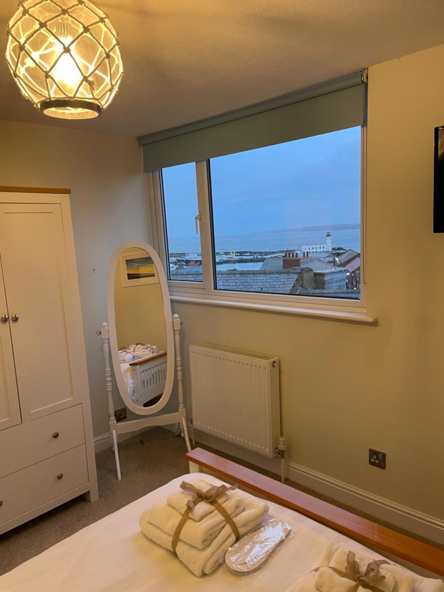 Lighthouse View, One Min From Harbour & Beach Apartment Scarborough Bagian luar foto